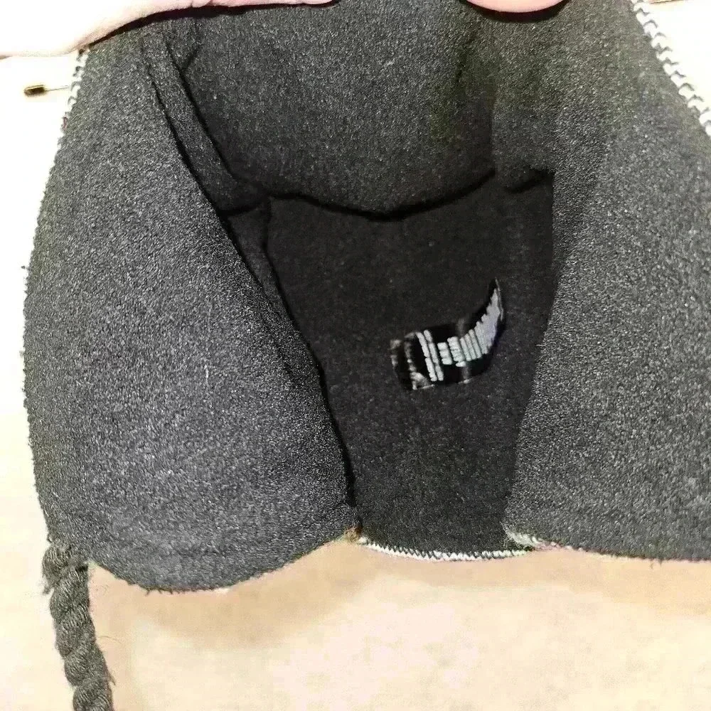 Under Armour‎ double Pom Beanie W/ Tassels Black Youth M 4-6 Y.O. 130323 EUC